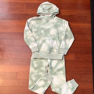 ⭐️ Green Sweatshirt and pants